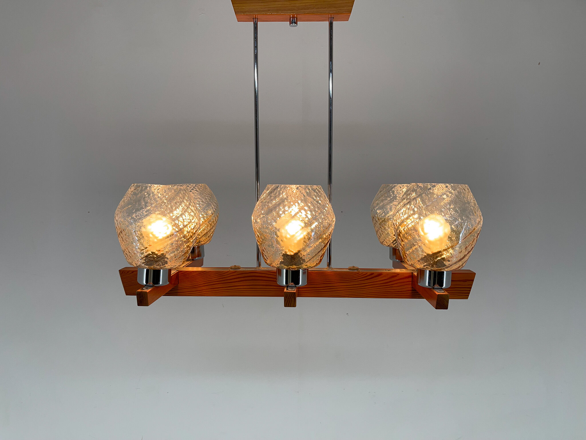 Lustre en bois, chrome et verre des années 1970 par Elektroinstala Decin, étiqueté