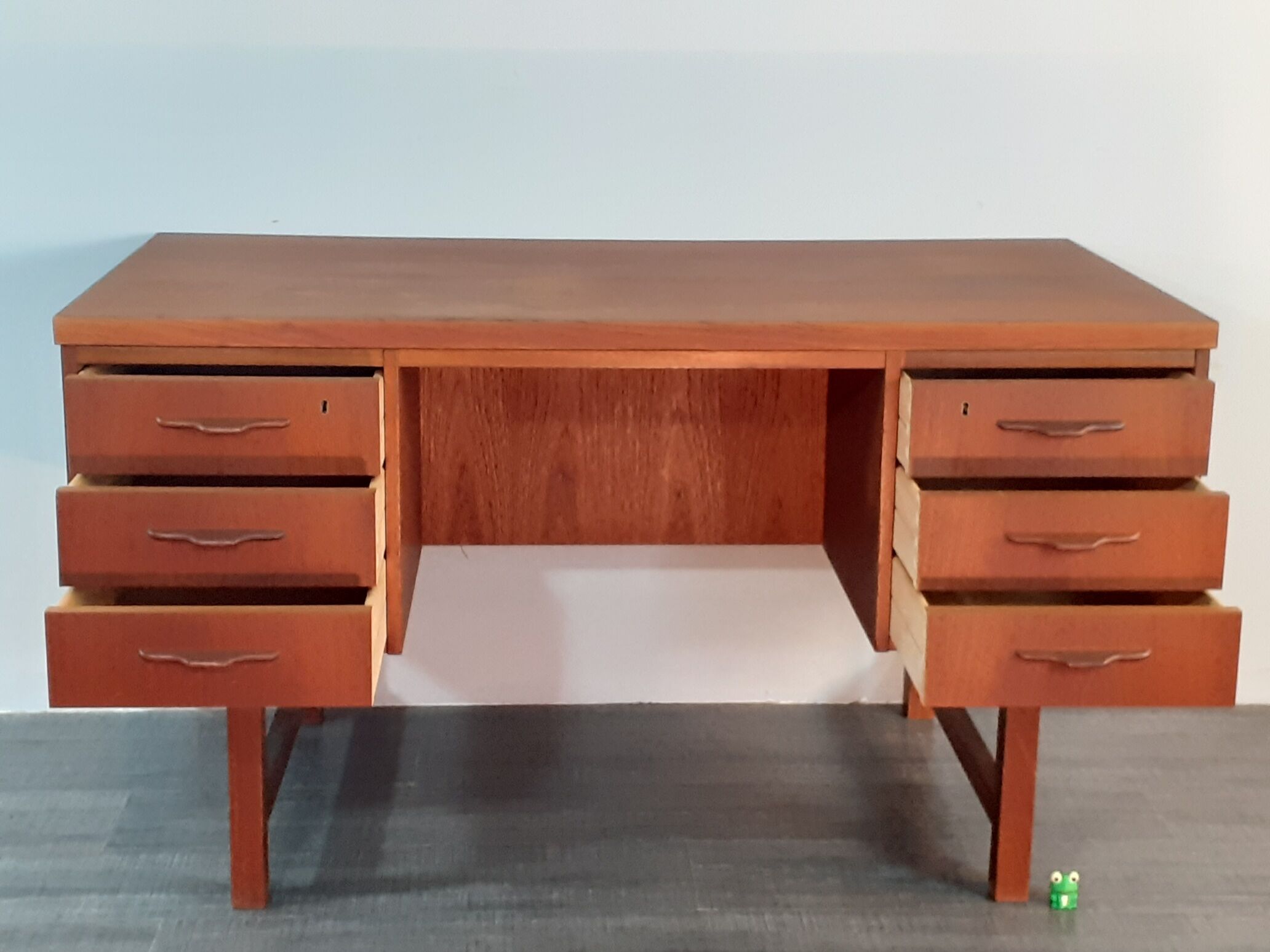 Small danish vintage desk in 1960s teck
