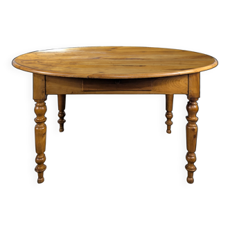 Louis Philippe extendable table in cherry wood.
