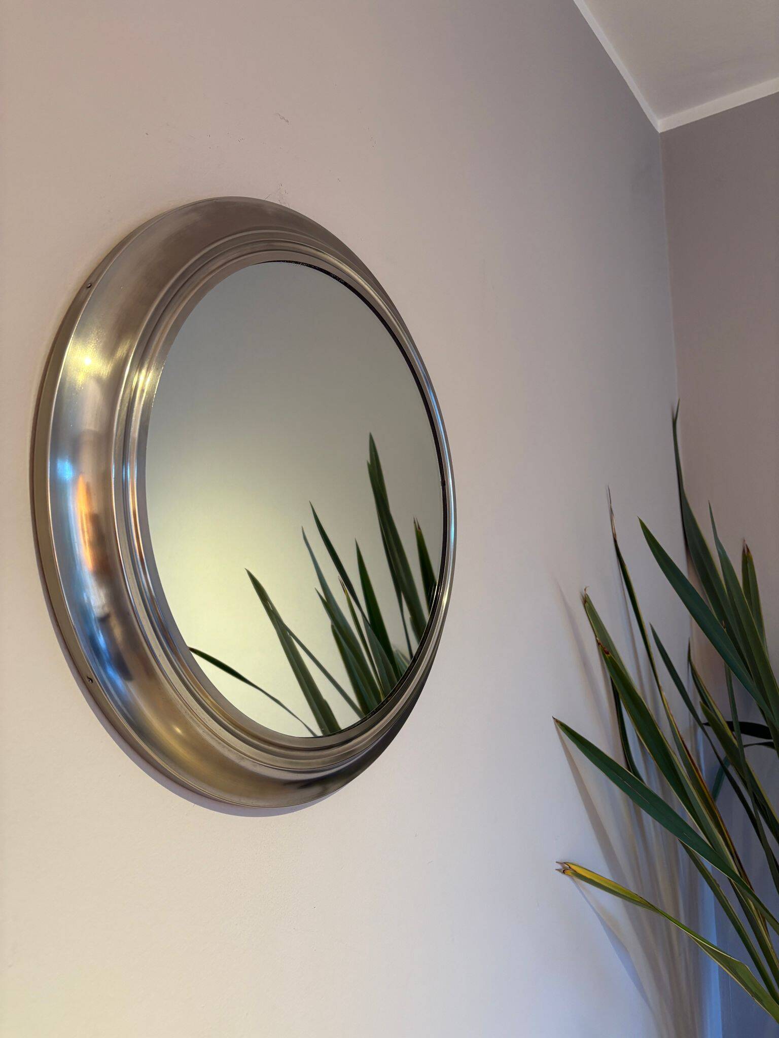 Miroir rond en métal , Italie années 1970