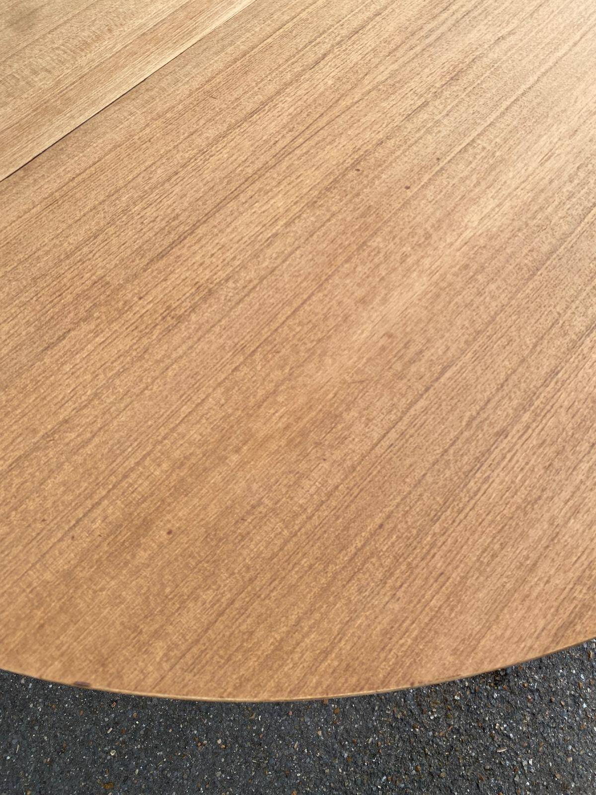 Table à manger scandinave ronde extensible décapée en teck brut 1950