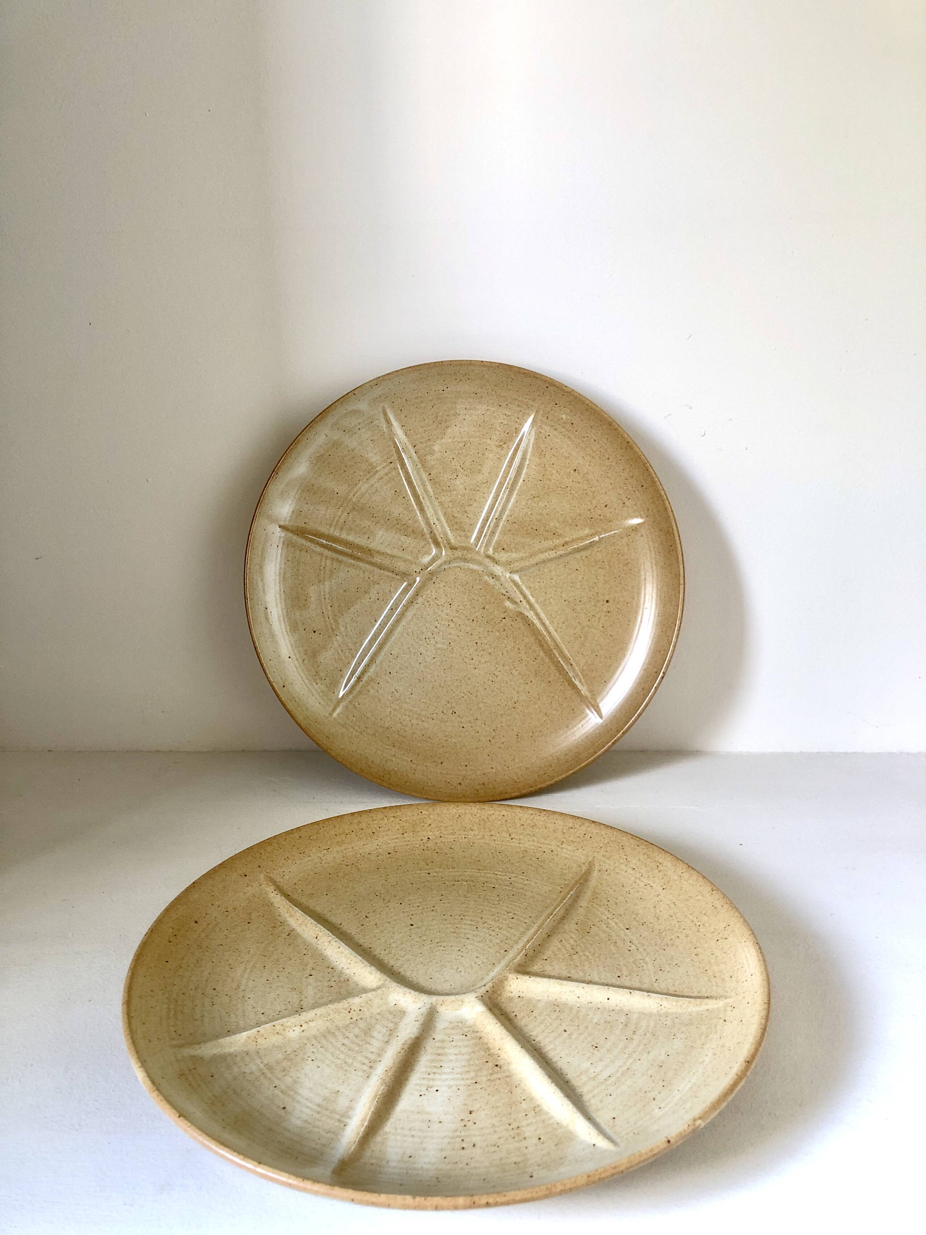 Lot 2 assiettes plates  grès village France