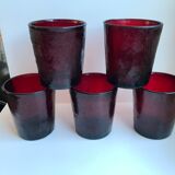 Lot de 5 verres en verre coloré bordeaux années 70