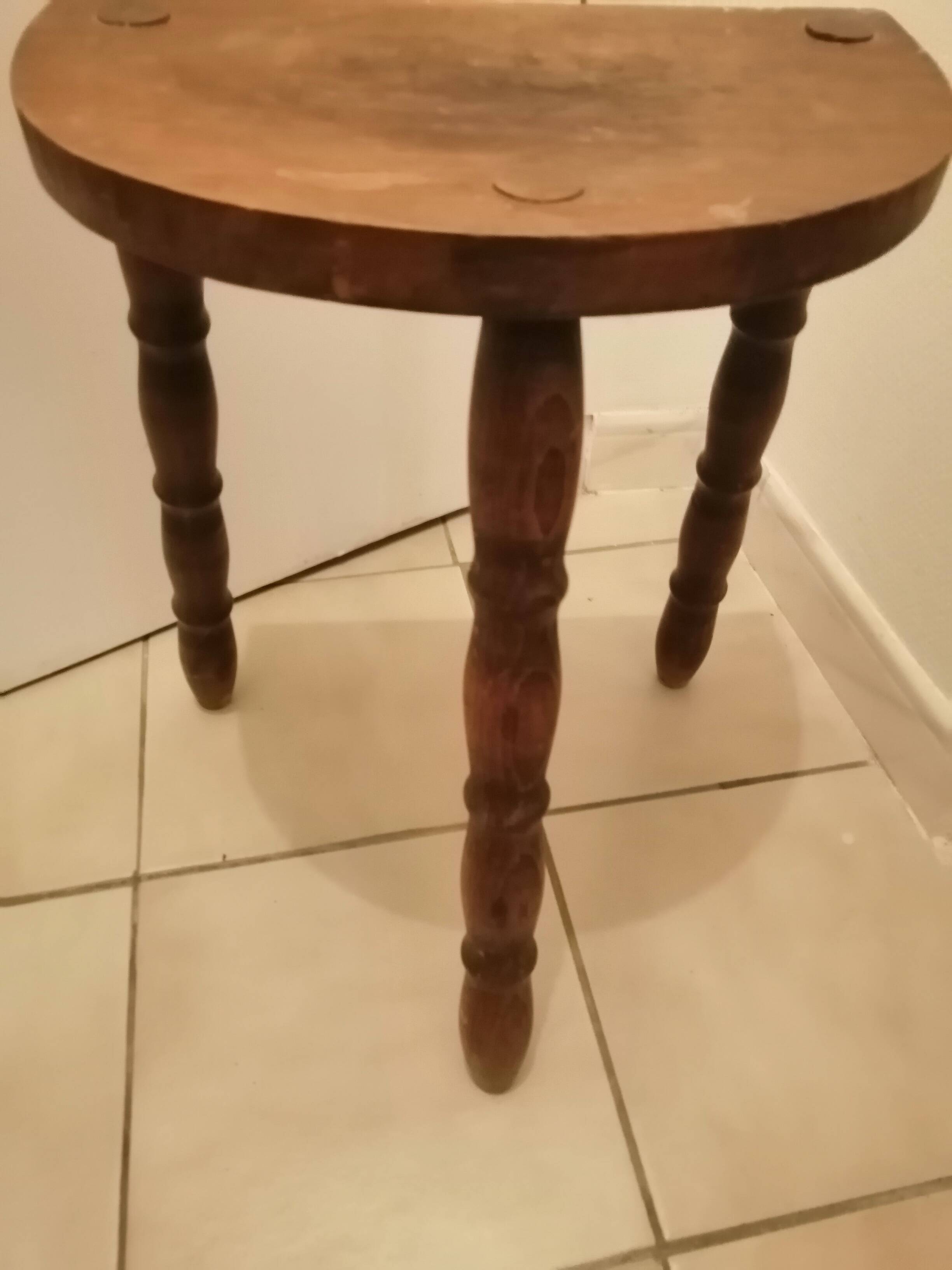 Tabouret tripode demi lune en bois massif