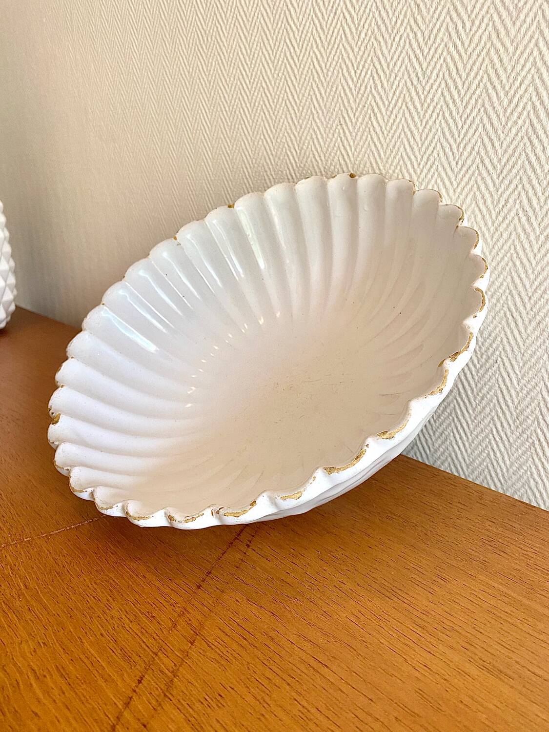 Ancien plat creux en faïence blanche godronnée XIXeme