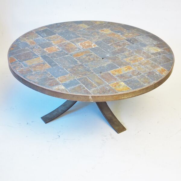 Table basse brutaliste en ardoise