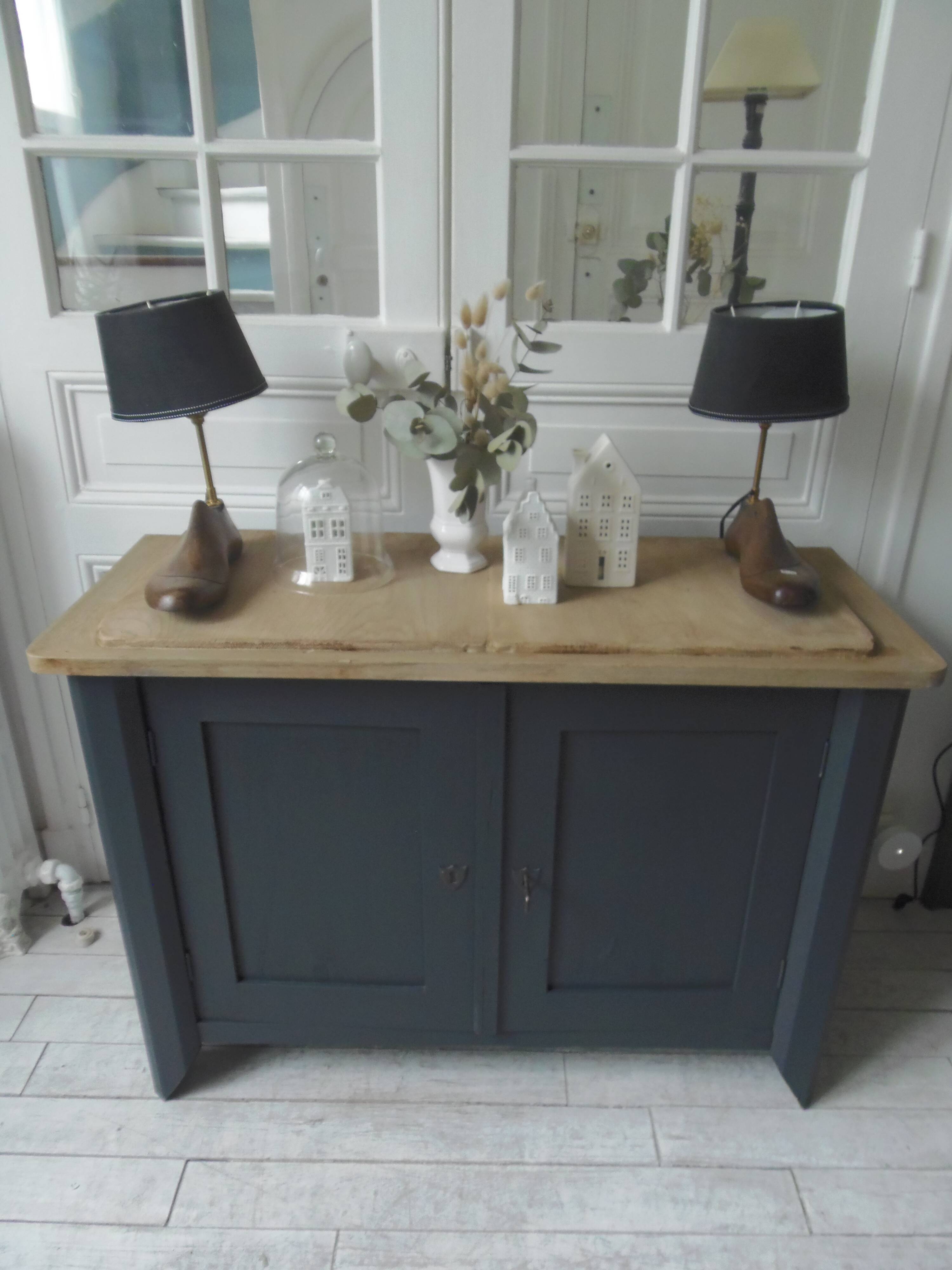 Small low Parisian sideboard re-enchanted in slate gray, medium oak waxed top.