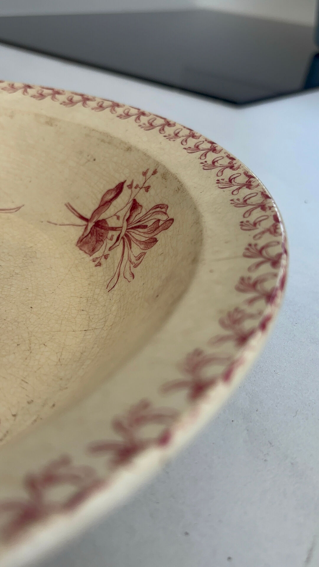 Shallow dish / salad bowl red ironstone Gien honeysuckle model faïence
