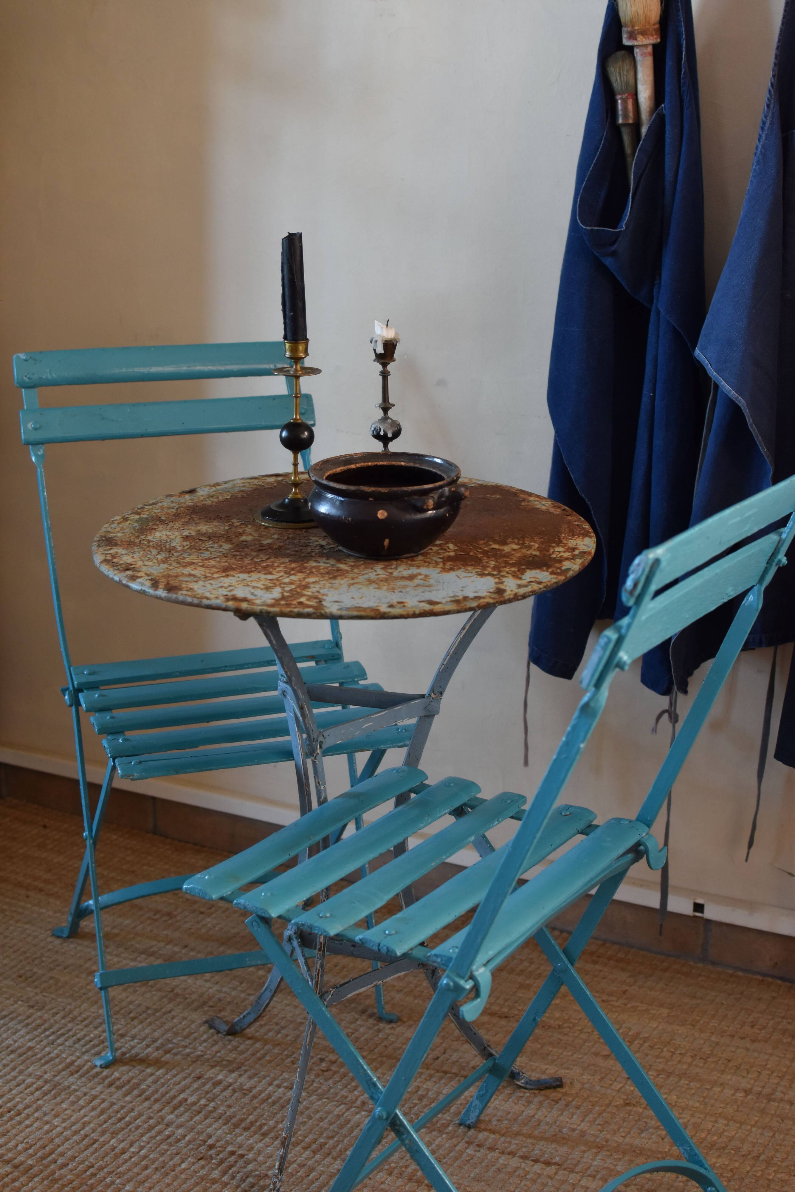 Guéridon métal et 2 chaises pliables