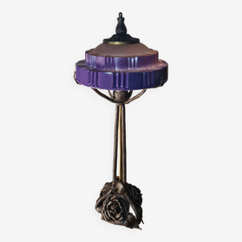 Lampe en fer forgé et verre moulé - décor de rose - vers 1900