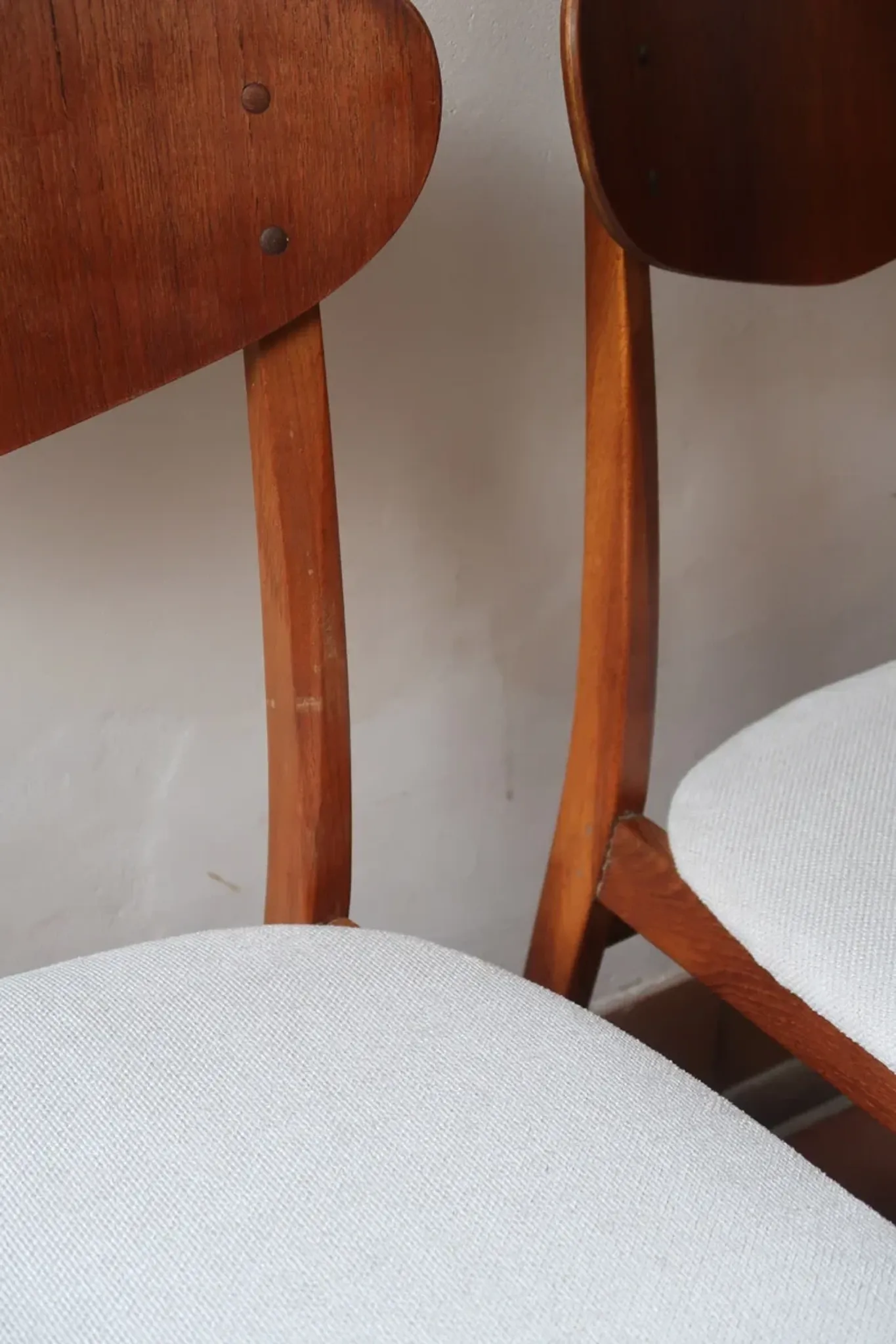 Set of 5 Scandinavian teak chairs from the 1960s, with curved backrest.