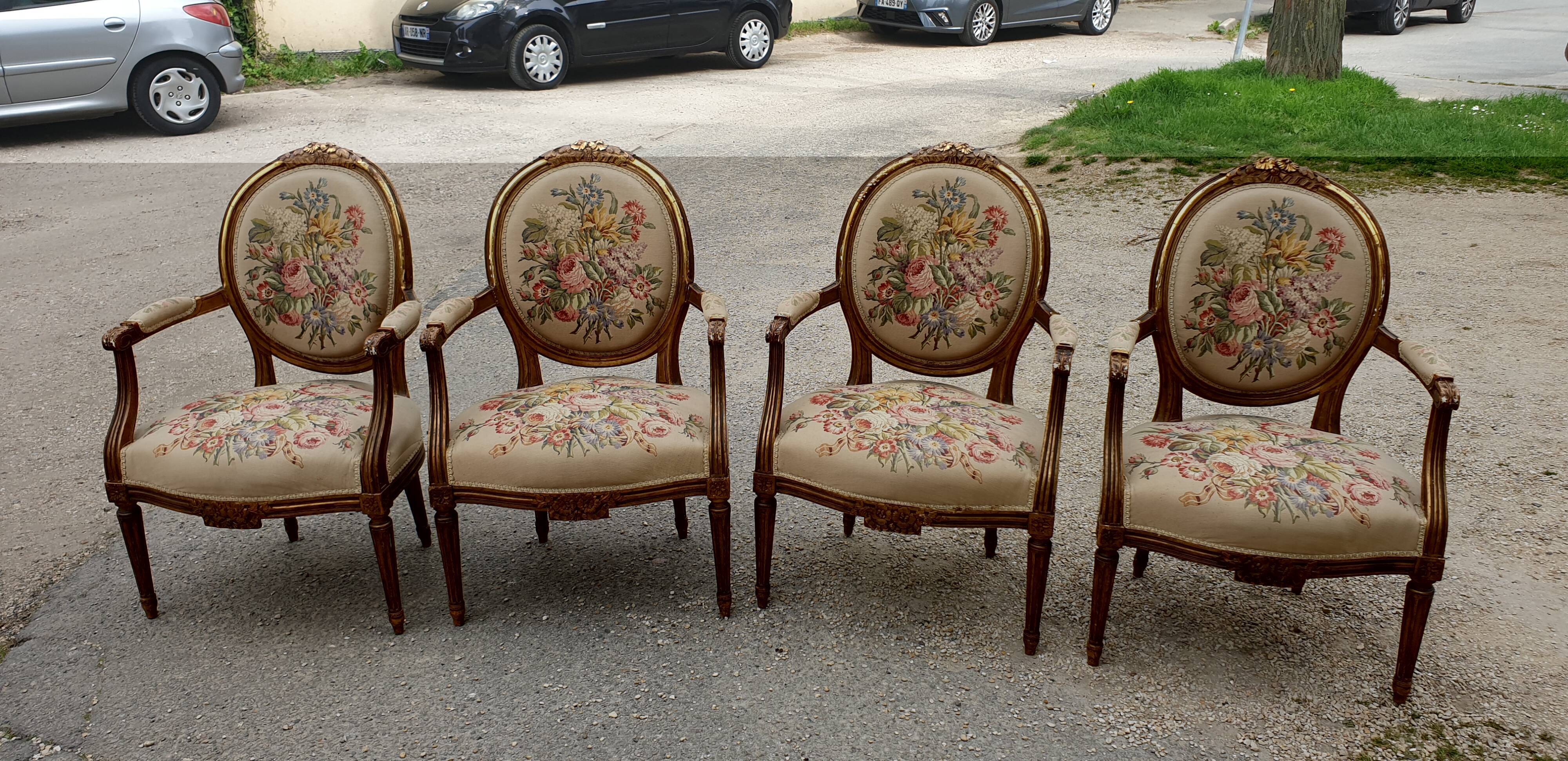 Fauteuil en bois doré à dossier médaillon de style louis xvi