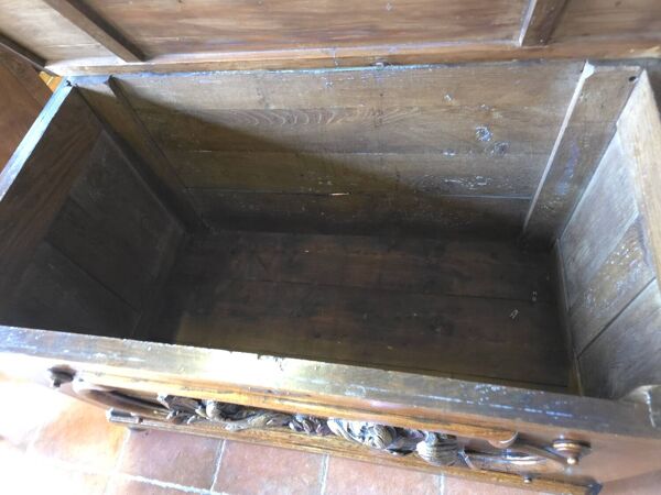 Coffre en chêne sculpté