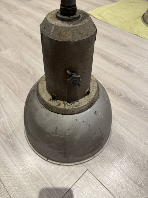 Lampe a suspension industrielle