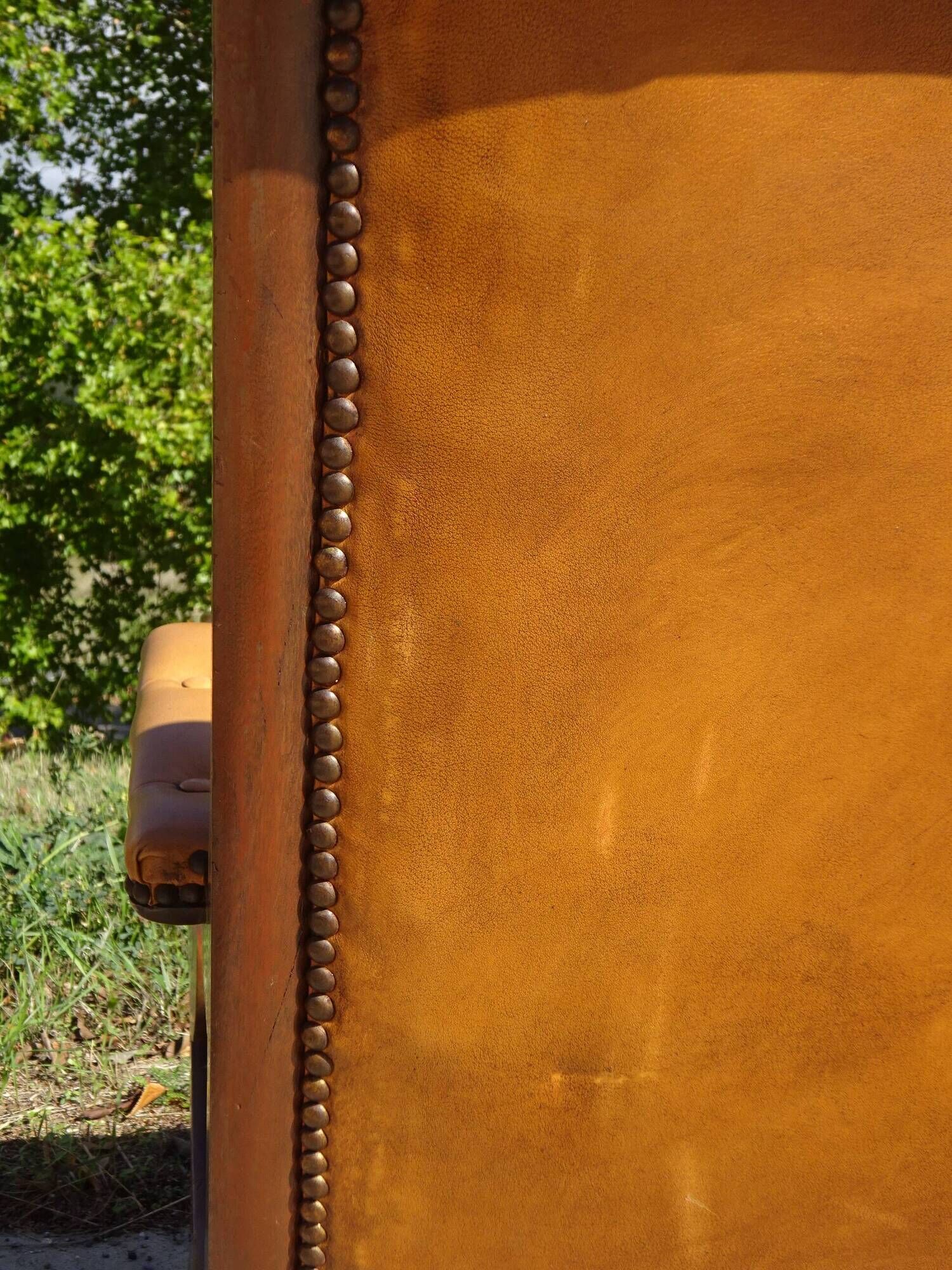 Fauteuils en bois et cuir capitonné, les 2