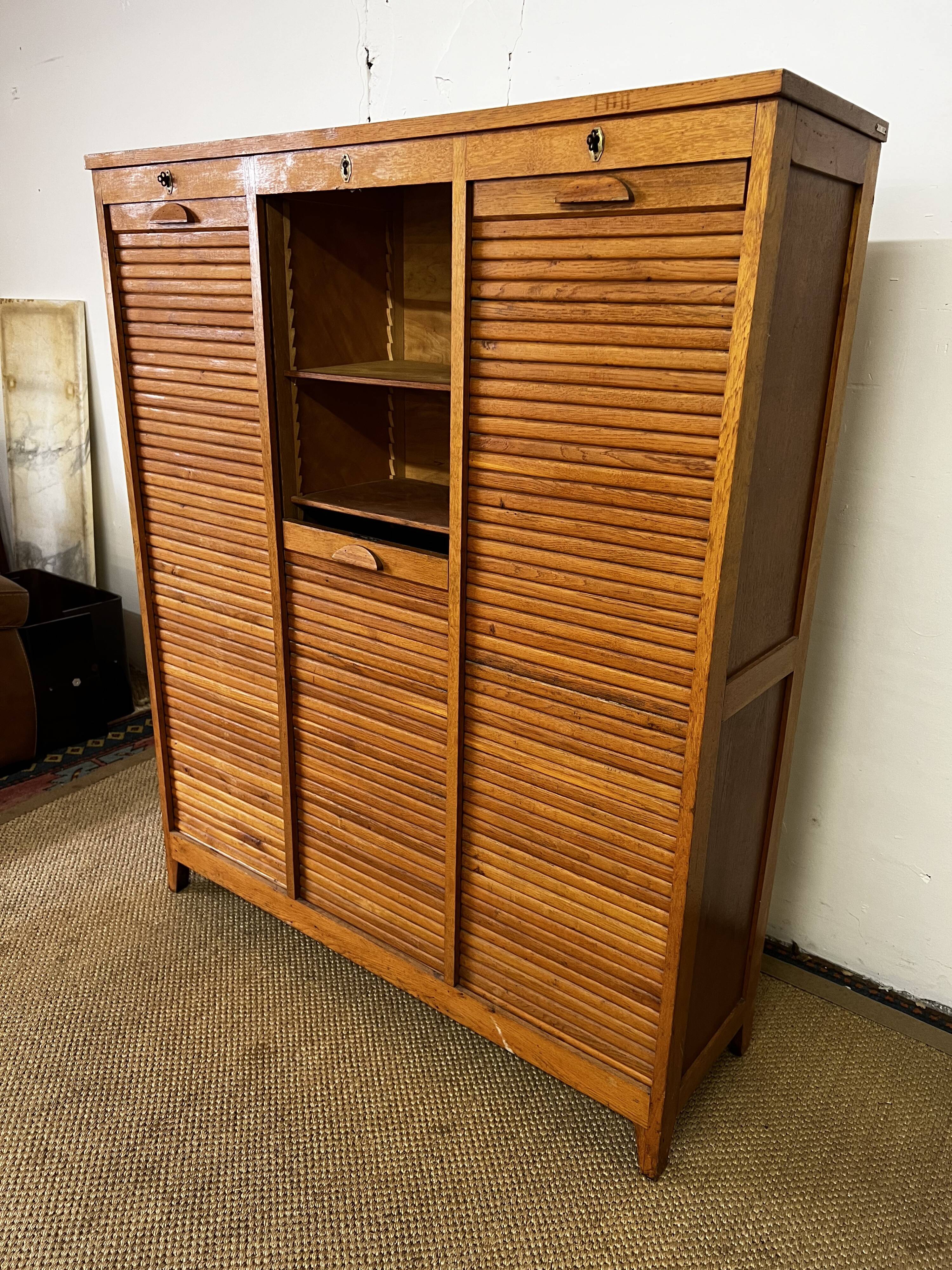 Curtain cabinet 3 columns