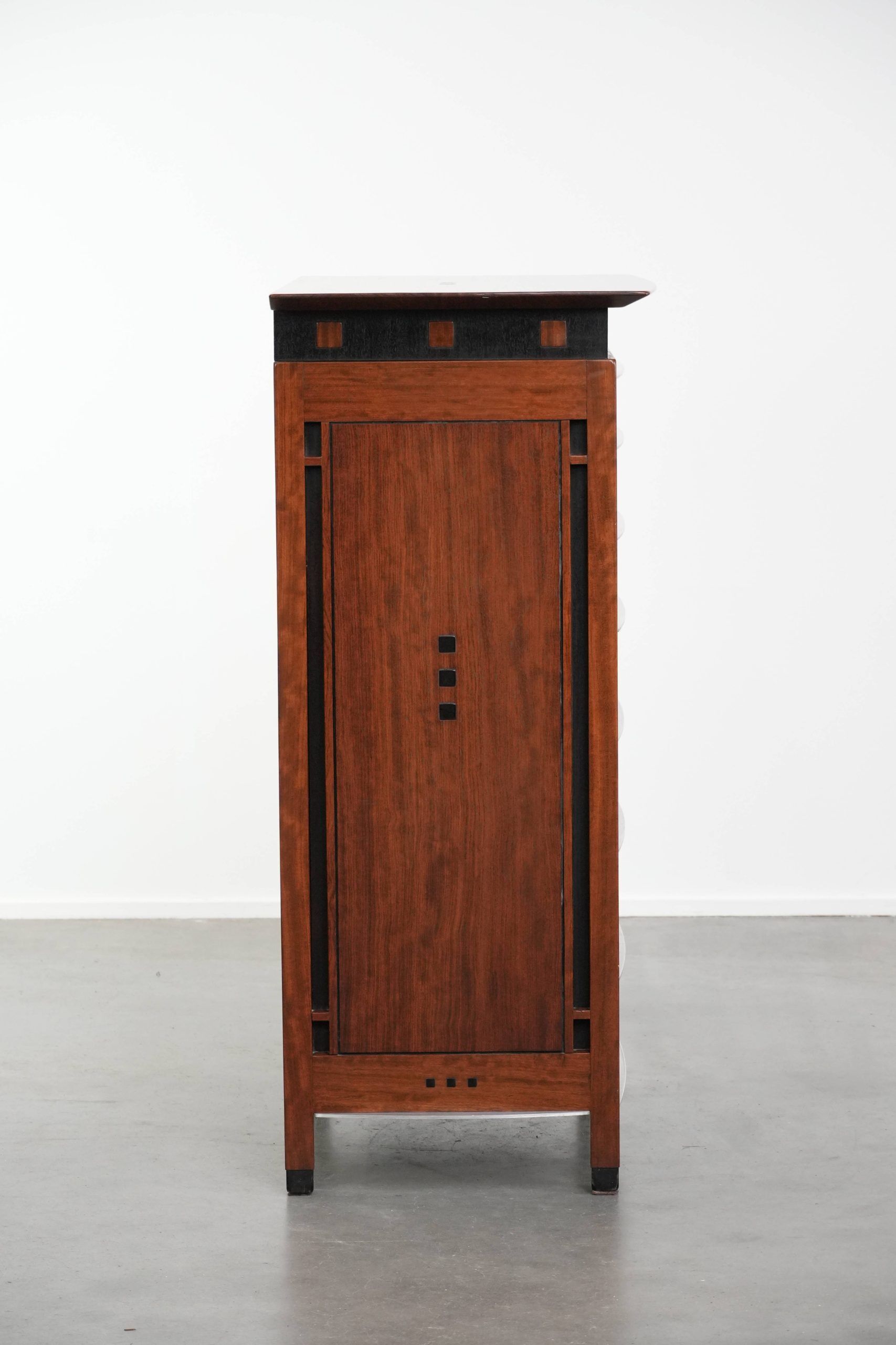 Beautiful Art Deco design chest of drawers with 7 drawers