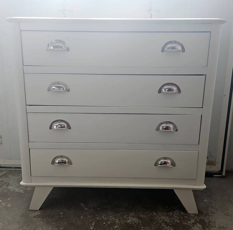 Vintage commode in solid pear wood, revamped in glossy white – tapered legs.
