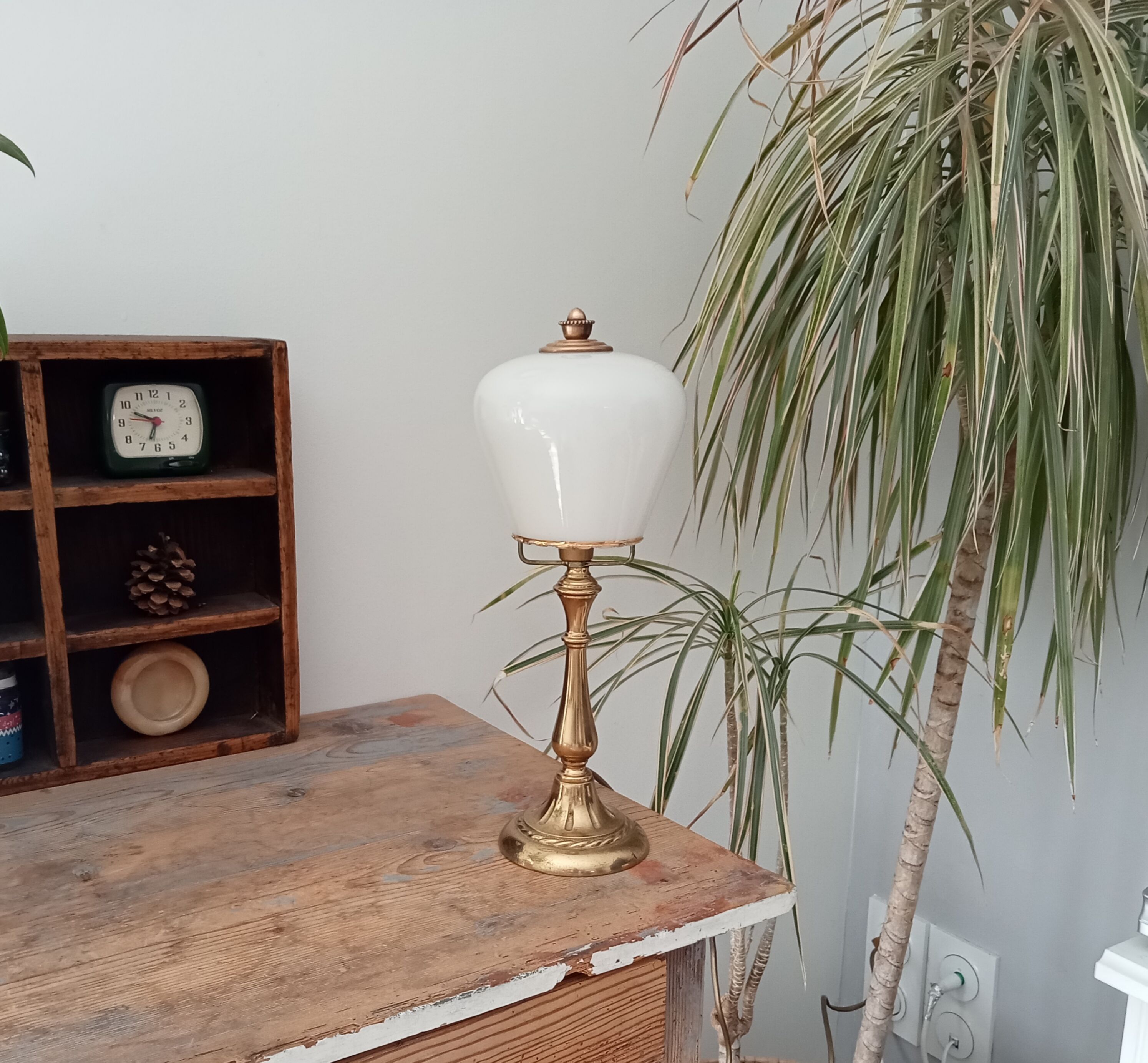 Art deco lamp in brass and opaline