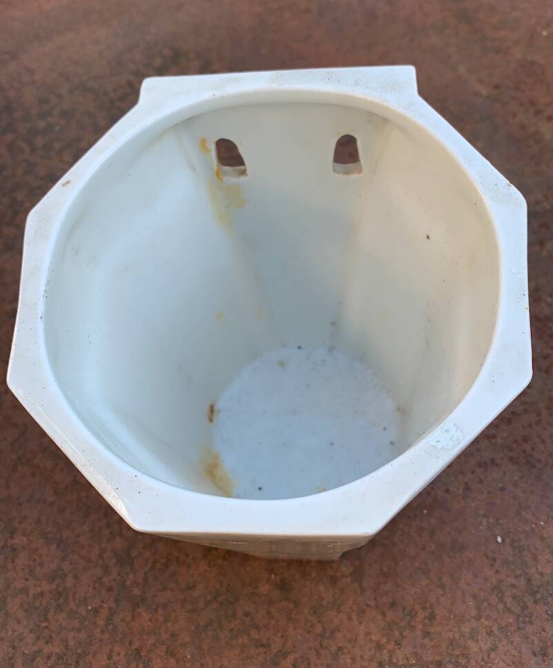 Wall-mounted cache-pot in white porcelain
