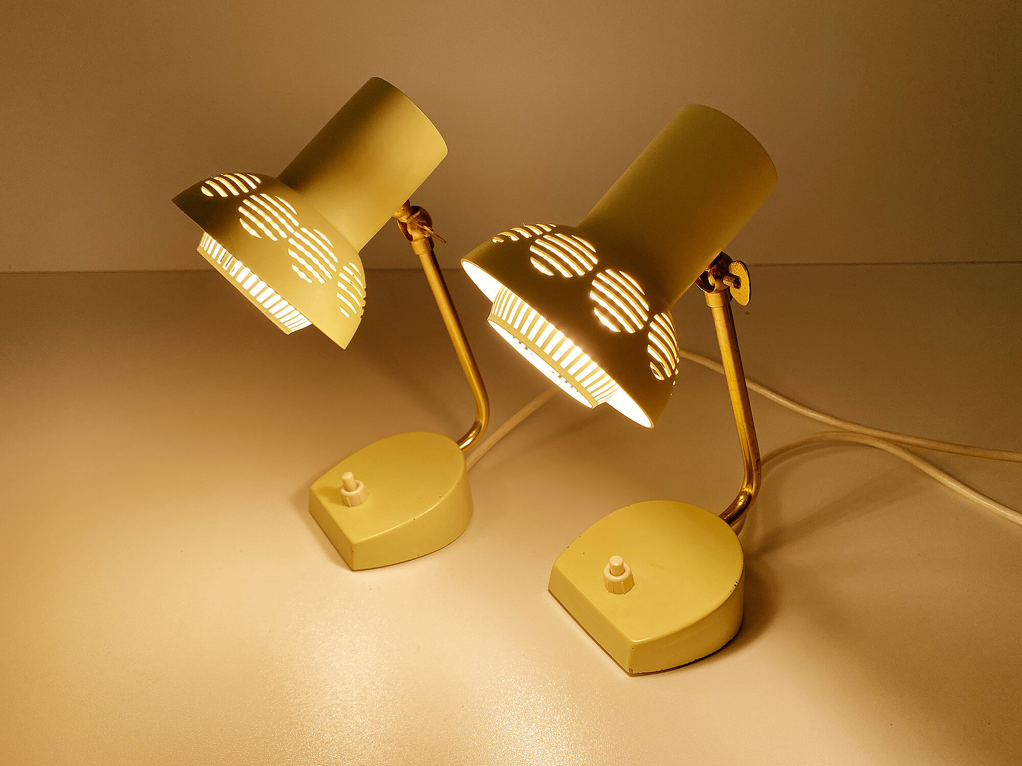 Pair of vintage 50s bedside table lamps, white yellow, laitonon, opaline