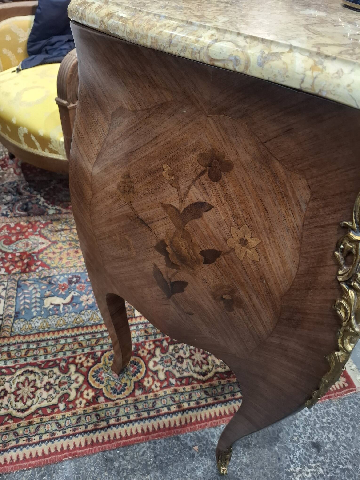 Commode De Style Louix XV En Marqueterie