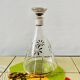 Ancienne carafe à liqueur en verre avec fleurs incrustées et dorures