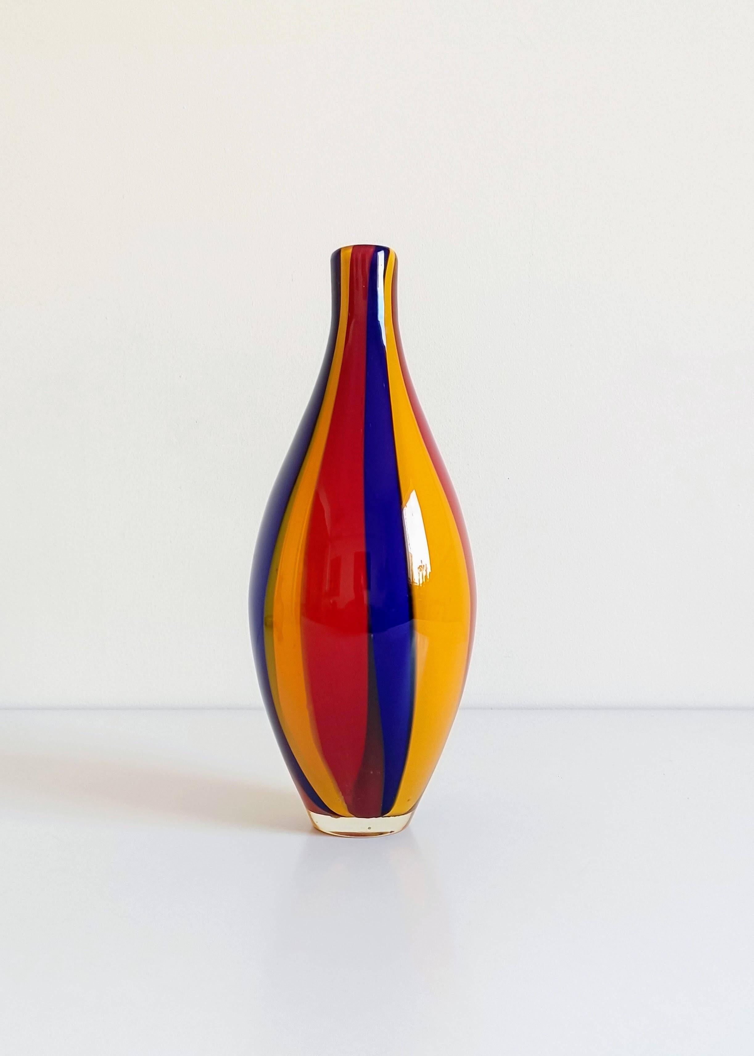 Vase en verre artistique soufflé à la main de Murano des années 1960, Italie