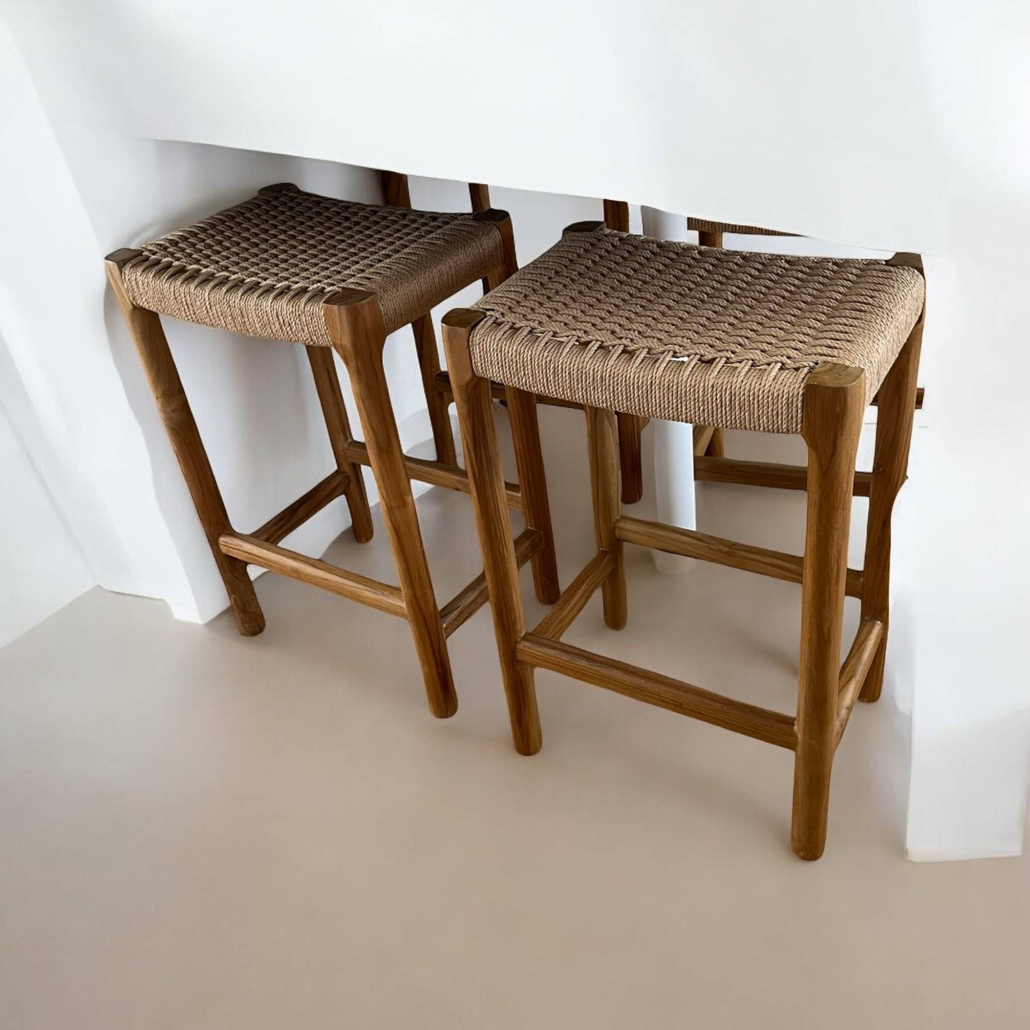 Tabouret en bois massif avec assise tissée à la main