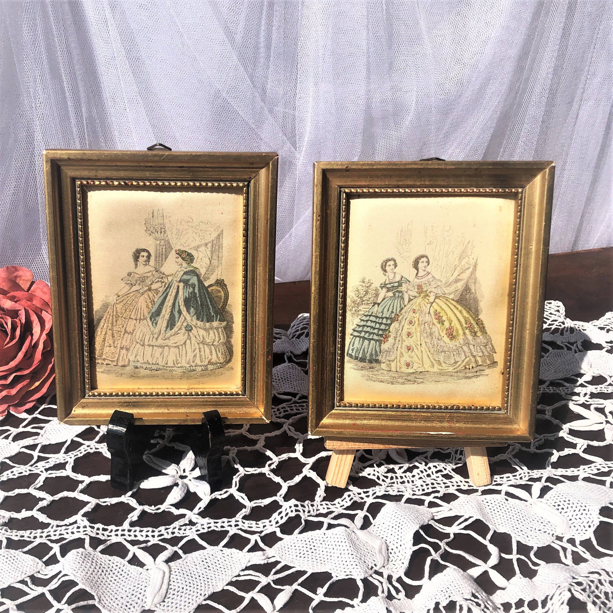 Lot de deux petits cadres portrait de marquises