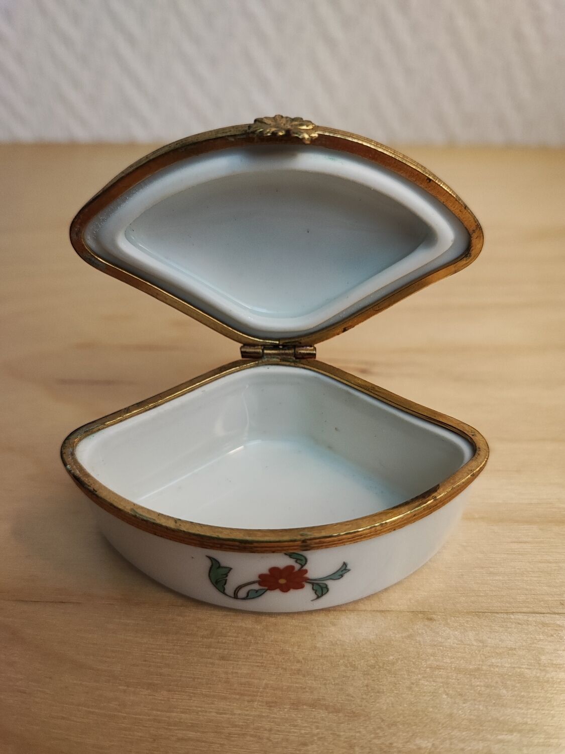 Paris porcelain pill box
