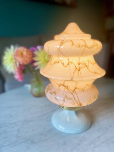 Lampe art déco en opaline marbrée et porcelaine