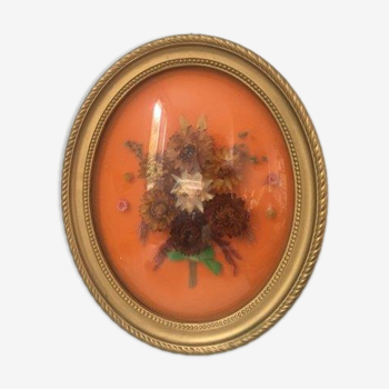 Oval frame with dried flowers