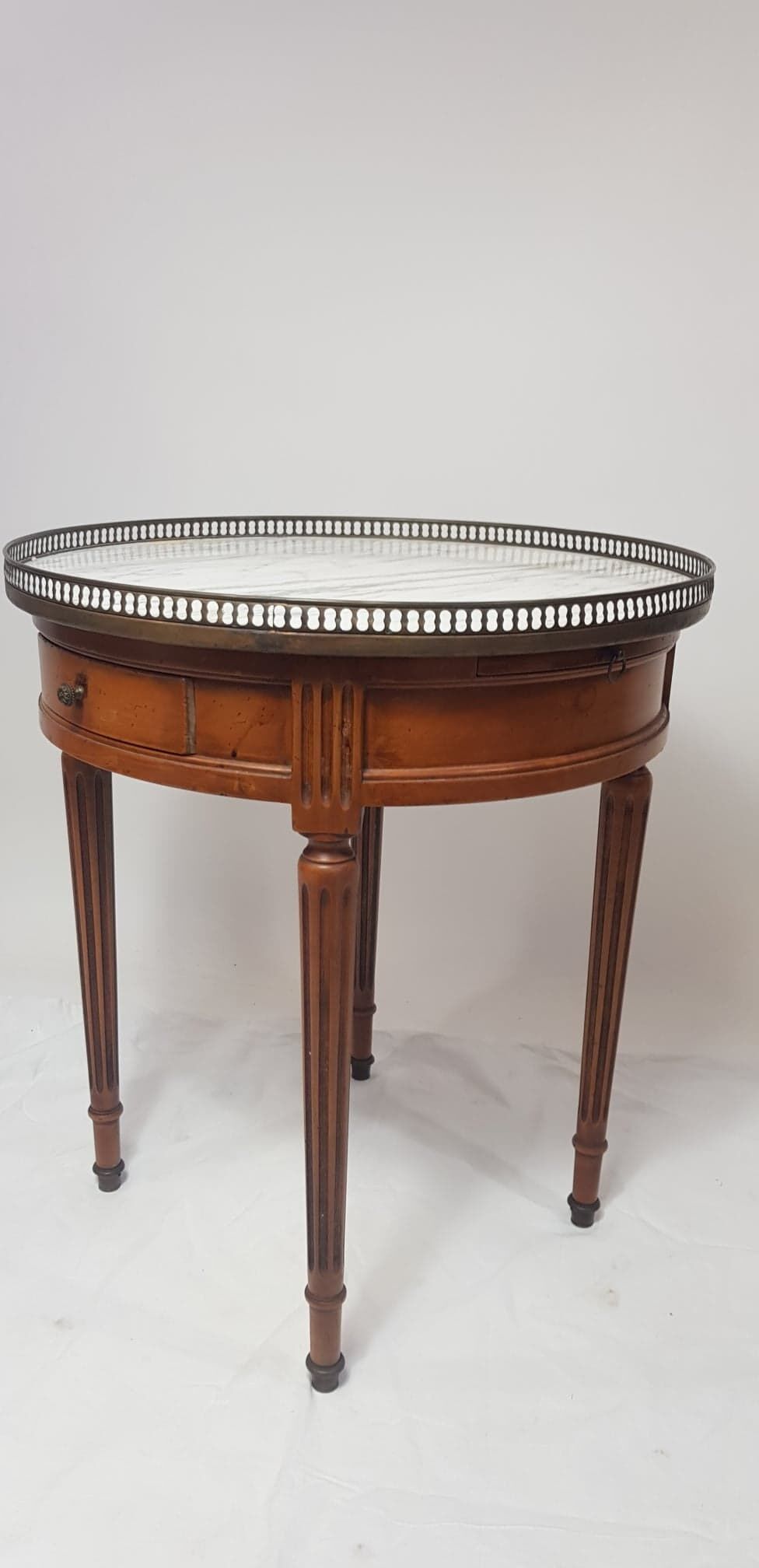 Tabel hot water bottle pedestal table Louis XVI style