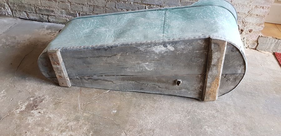 Zinc bathtub