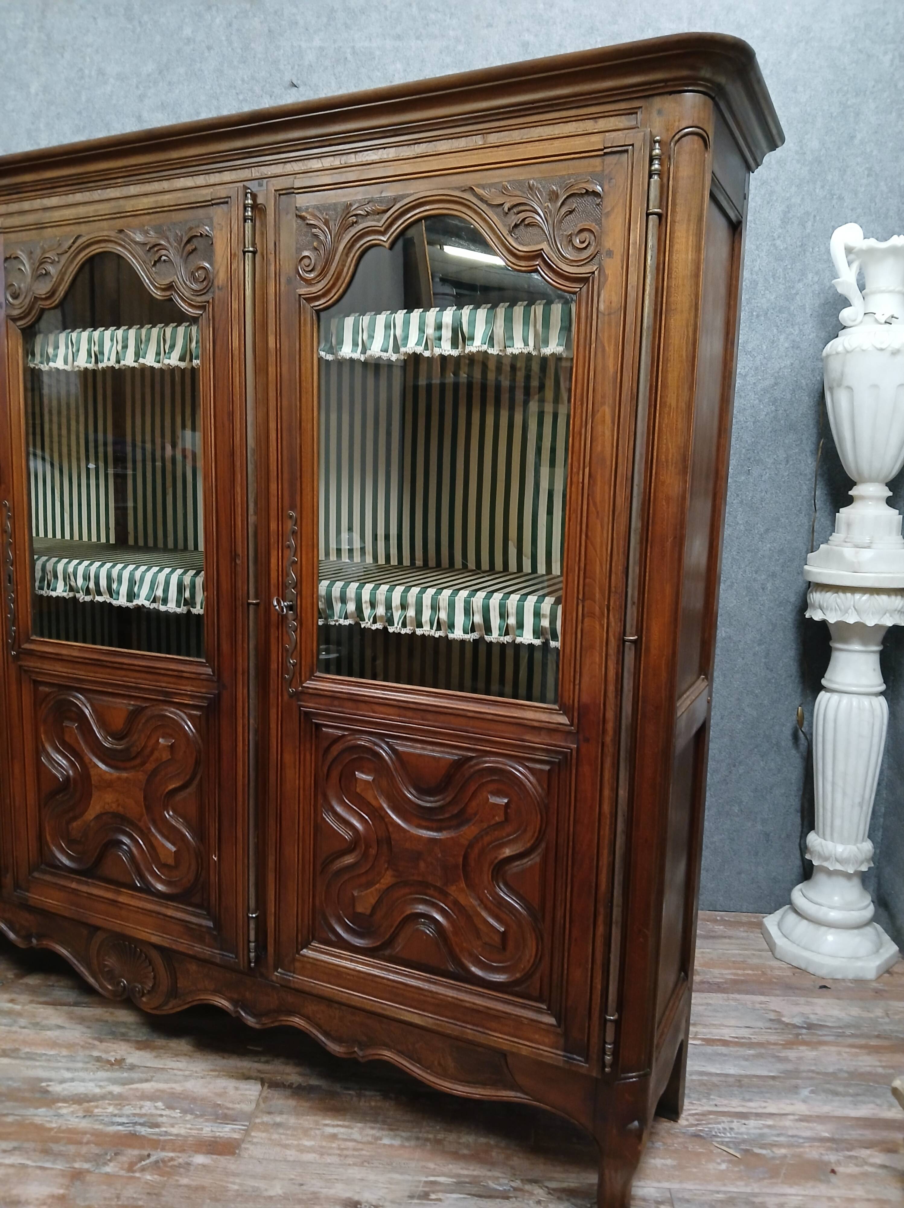 Louis XV style bookcase in walnut circa 1850-1880