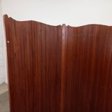 Undulating slatted screen