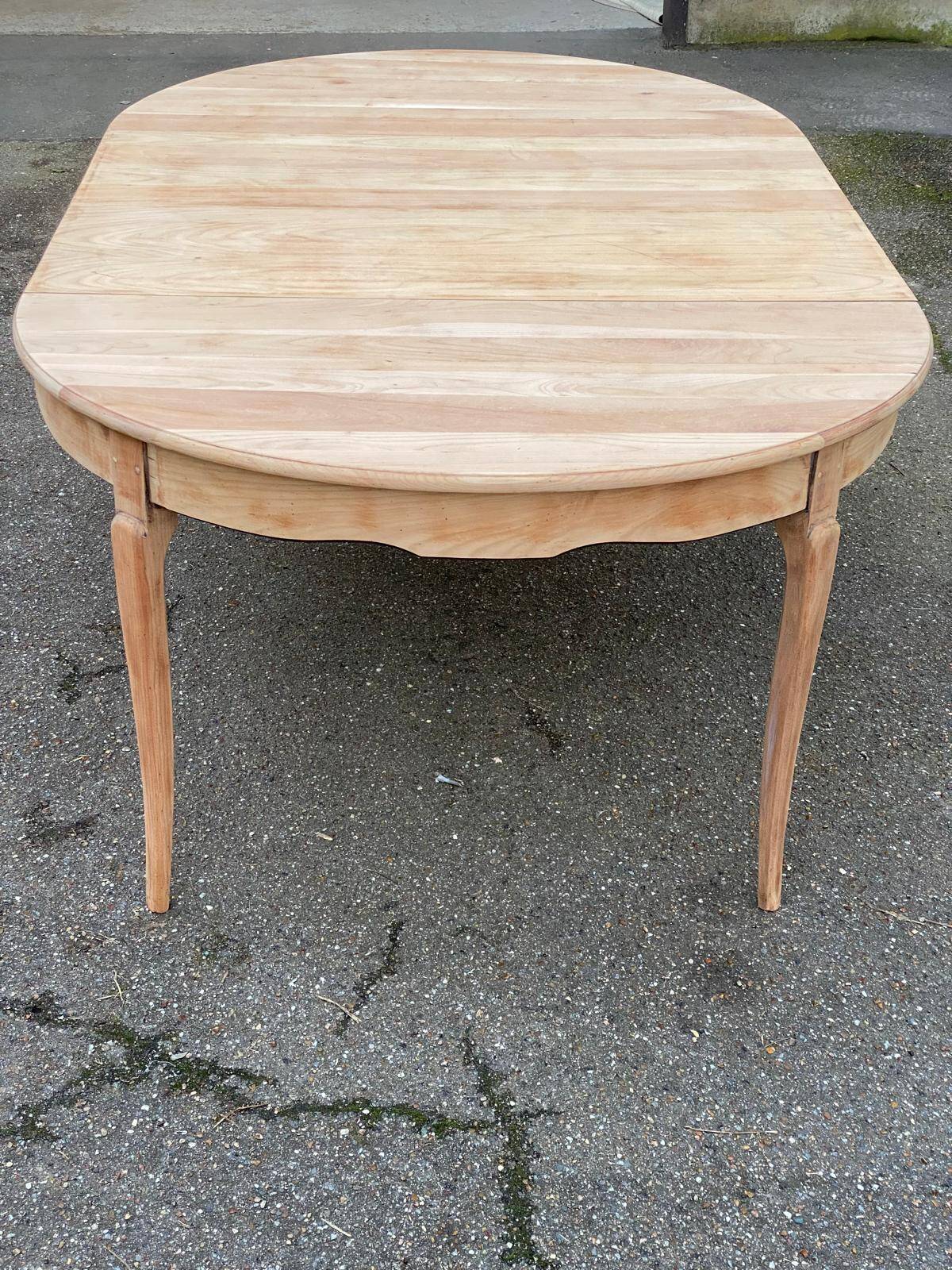 Renovated round dining table in solid wood, Louis XV style from the 19th century.