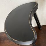 Bean-shaped tripod stool