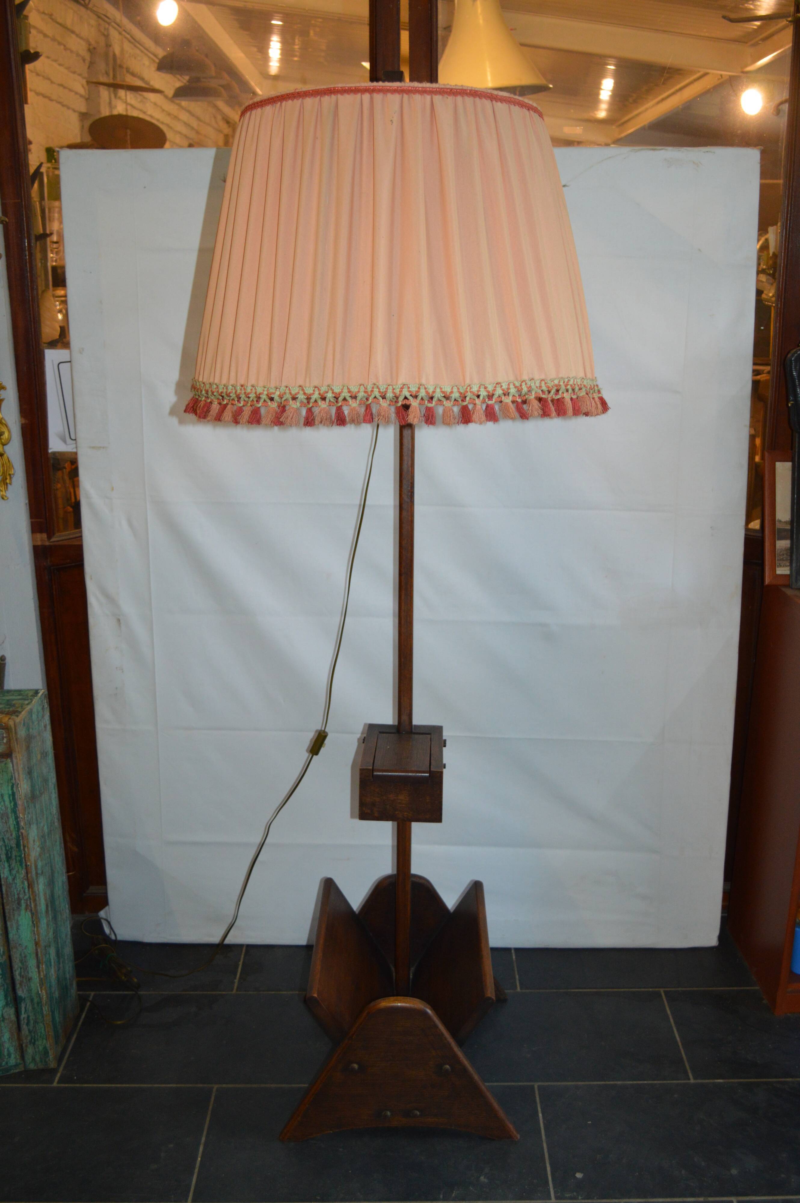 Guillerme & Chambron oak lamppost