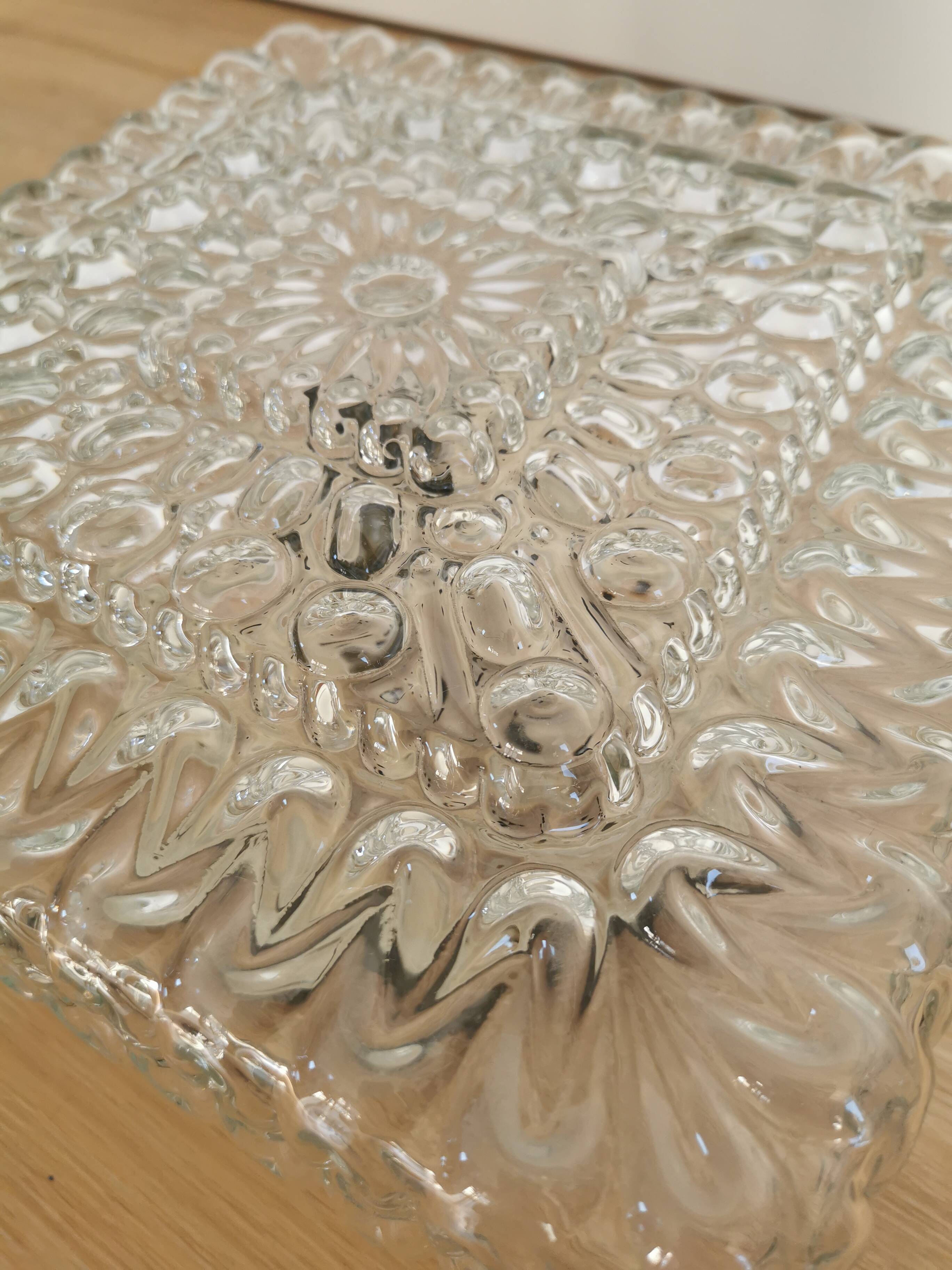 Plafonnier vintage en verre gaufré : éclairage rétro des années 1970