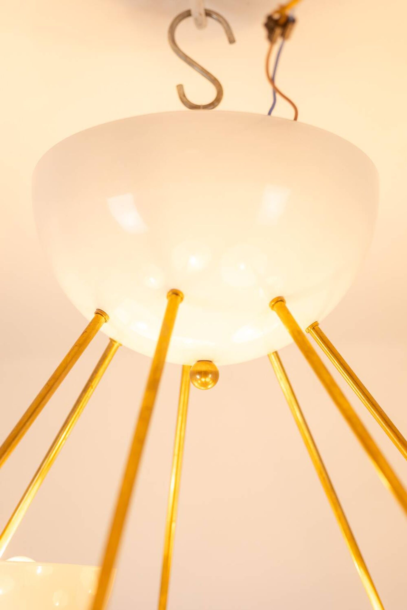 Stilnovo. Chandelier in gilded brass and white lacquered metal. Contemporary.