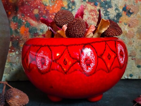 Vase tripode céramique à l'émail rouge vif vintage