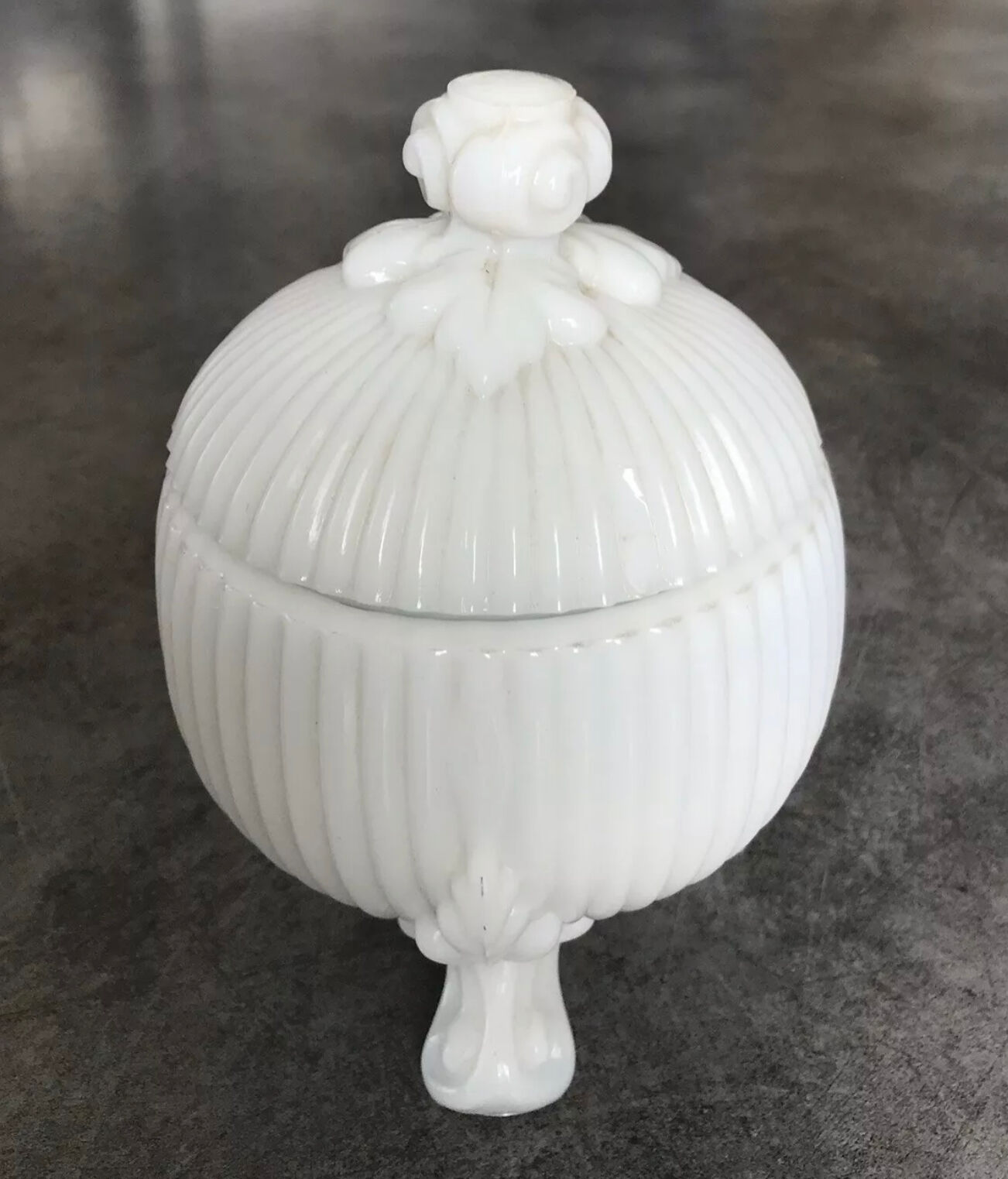 Bonbonnière in white opaline glass round tripodium shape