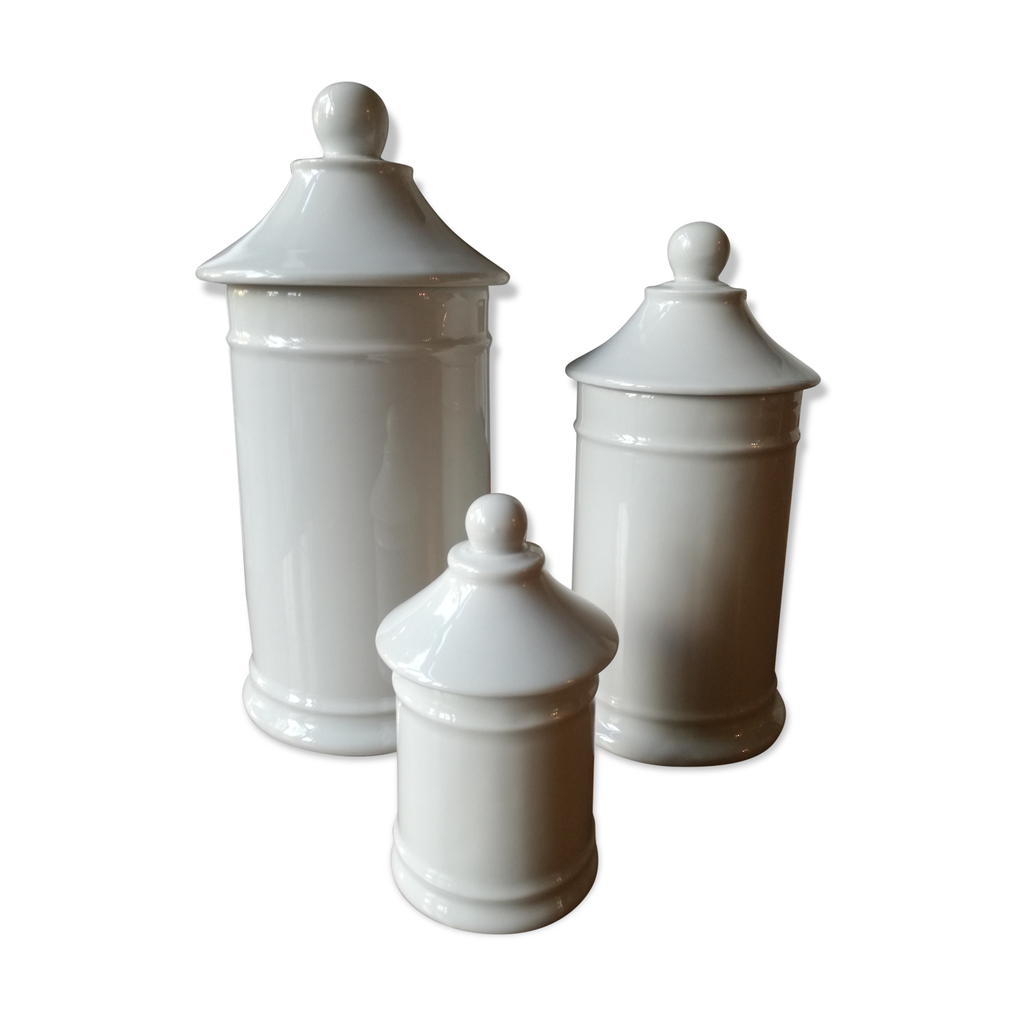 19th century white porcelain pharmacy pots.