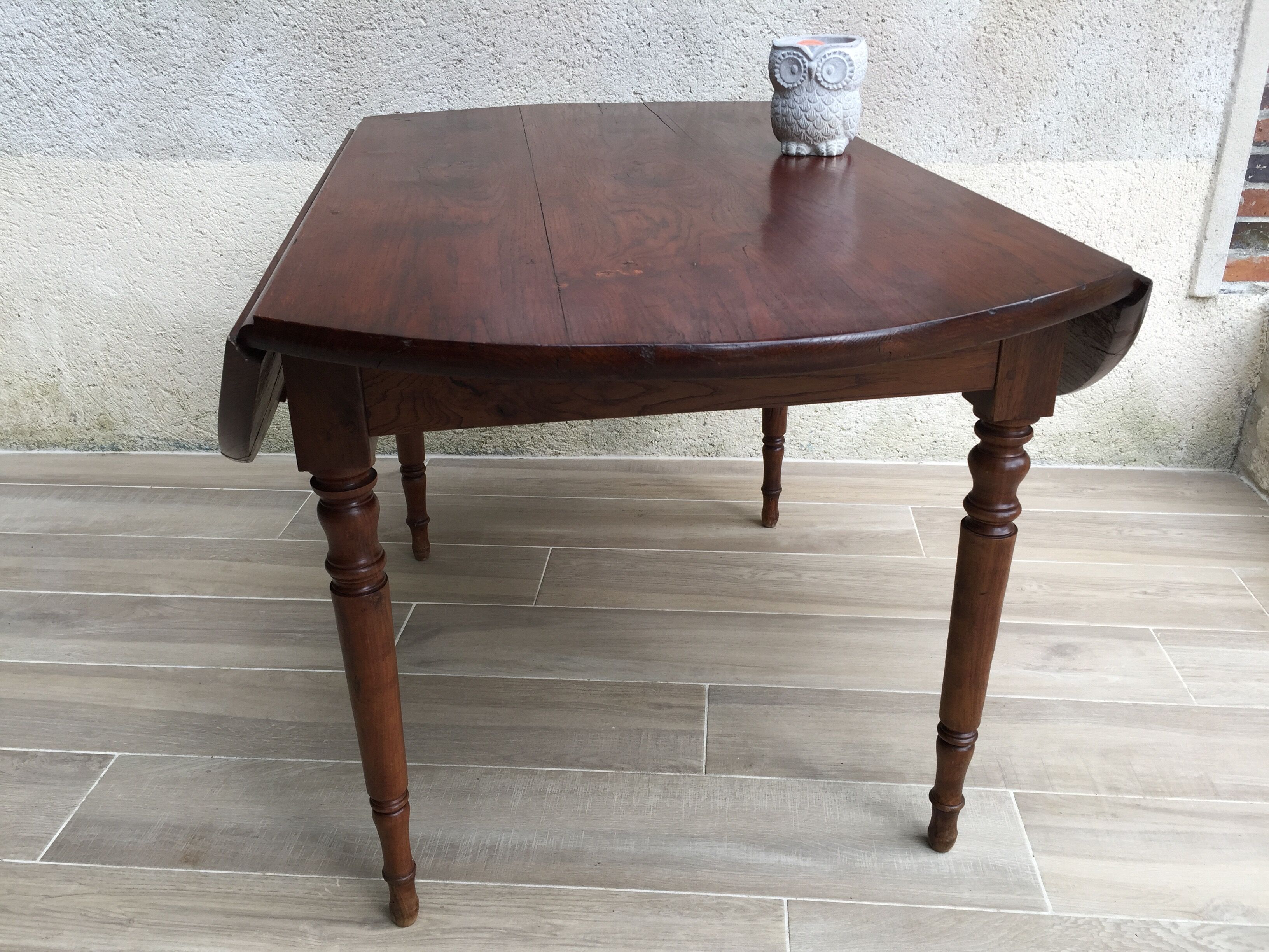 Large table round in rabats in vintage massive oak