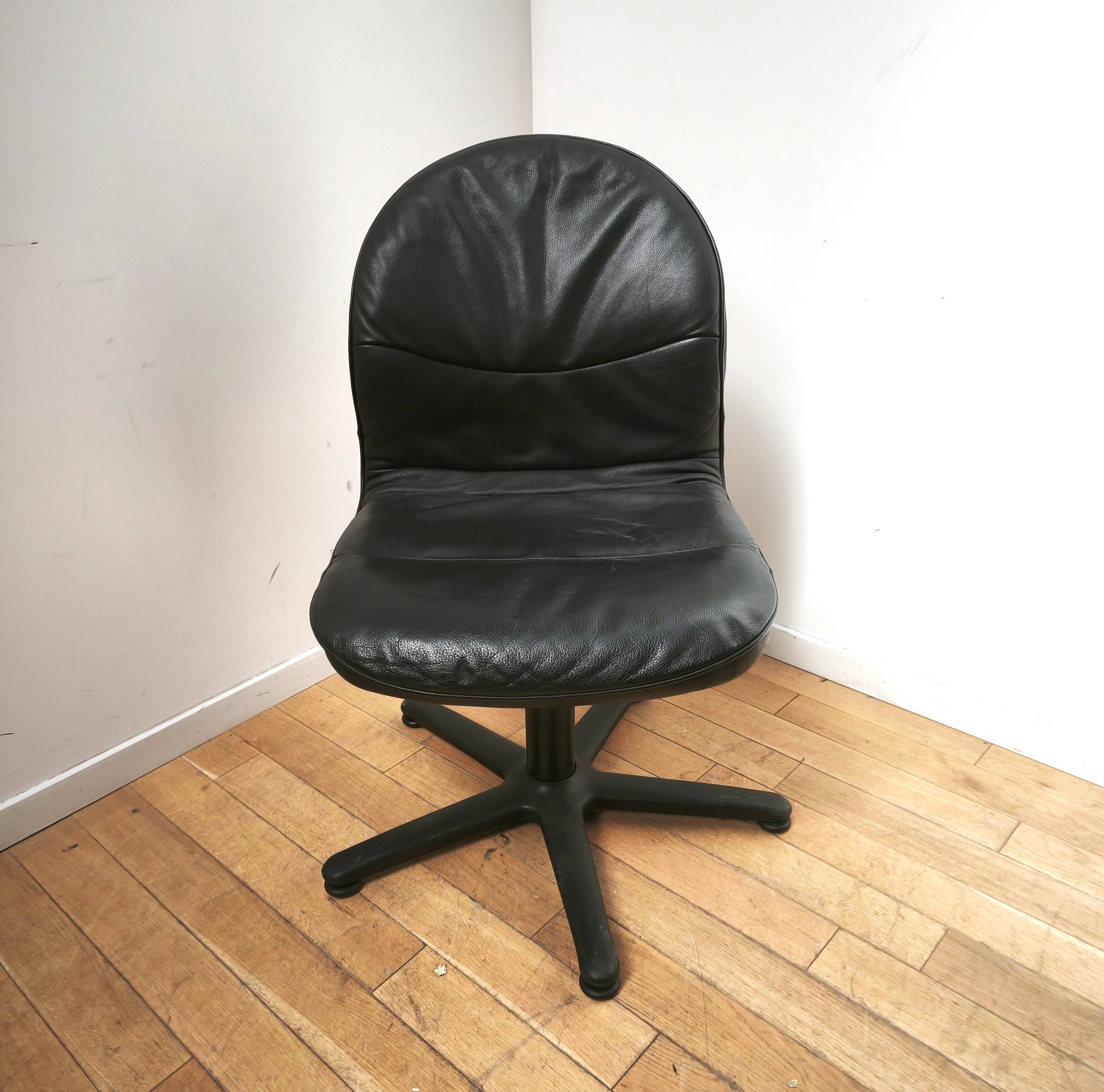 Set of 4 vintage Stratford office chairs.