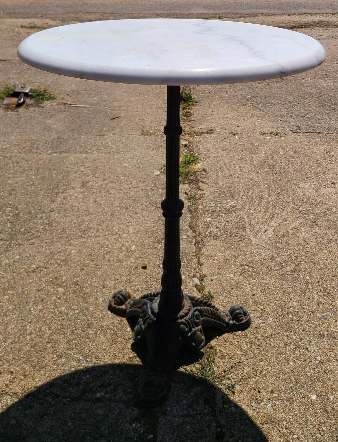 Parisian bistro pedestal table in marble and cast iron