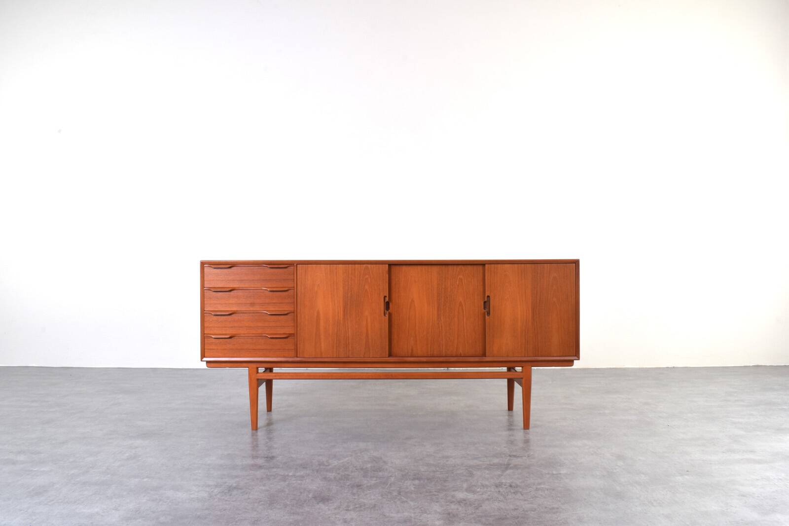 Buffet en teck danois du milieu du siècle, années 1960.