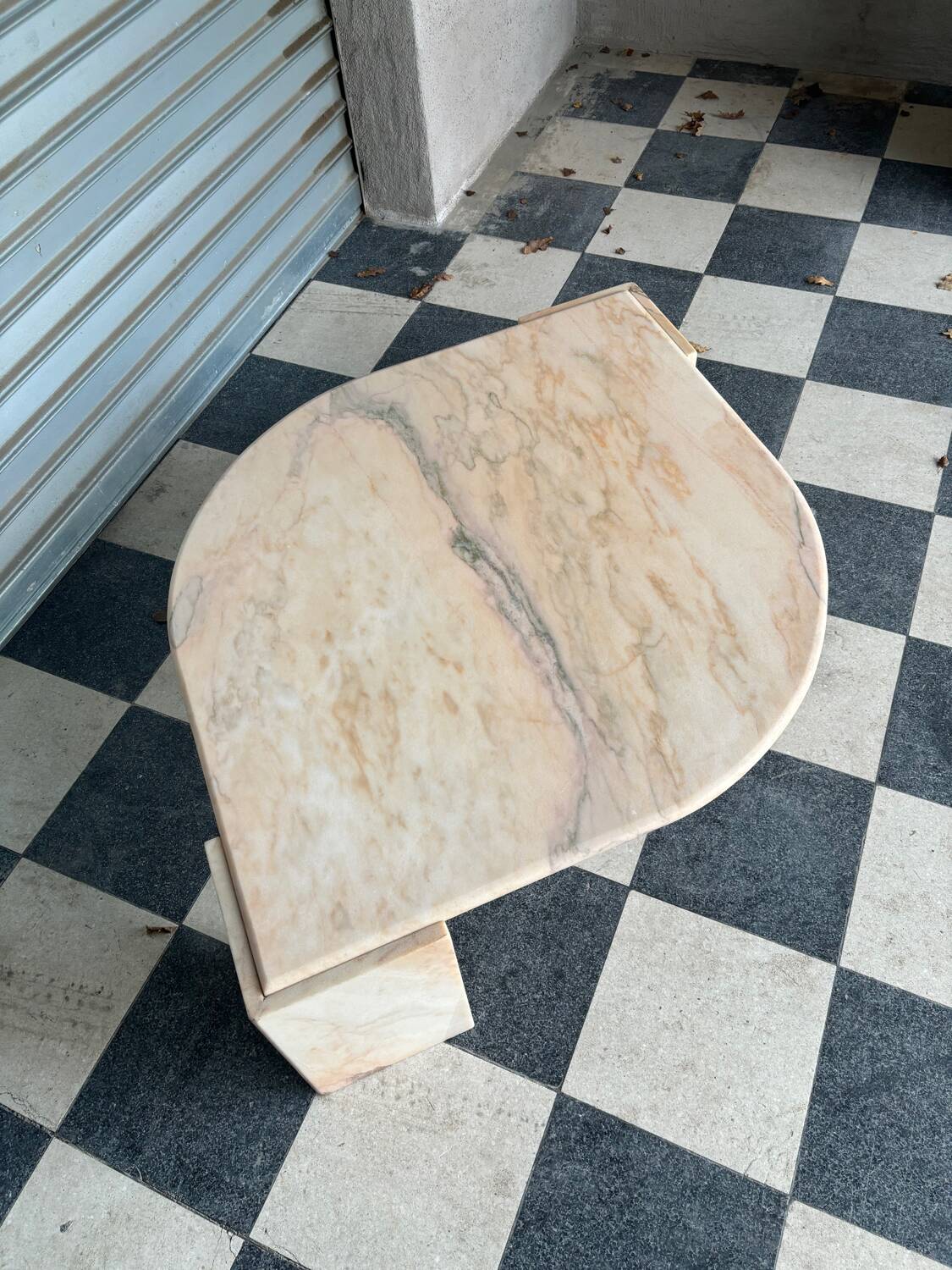 Table basse vintage en marbre rose